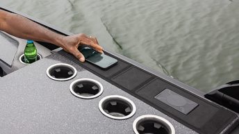 AquaAmp-latausalustat ja -laitetelineet on suunniteltu vaativiin olosuhteisiin