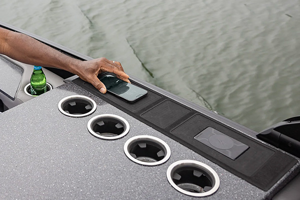 AquaAmp-latausalustat ja -laitetelineet on suunniteltu vaativiin olosuhteisiin