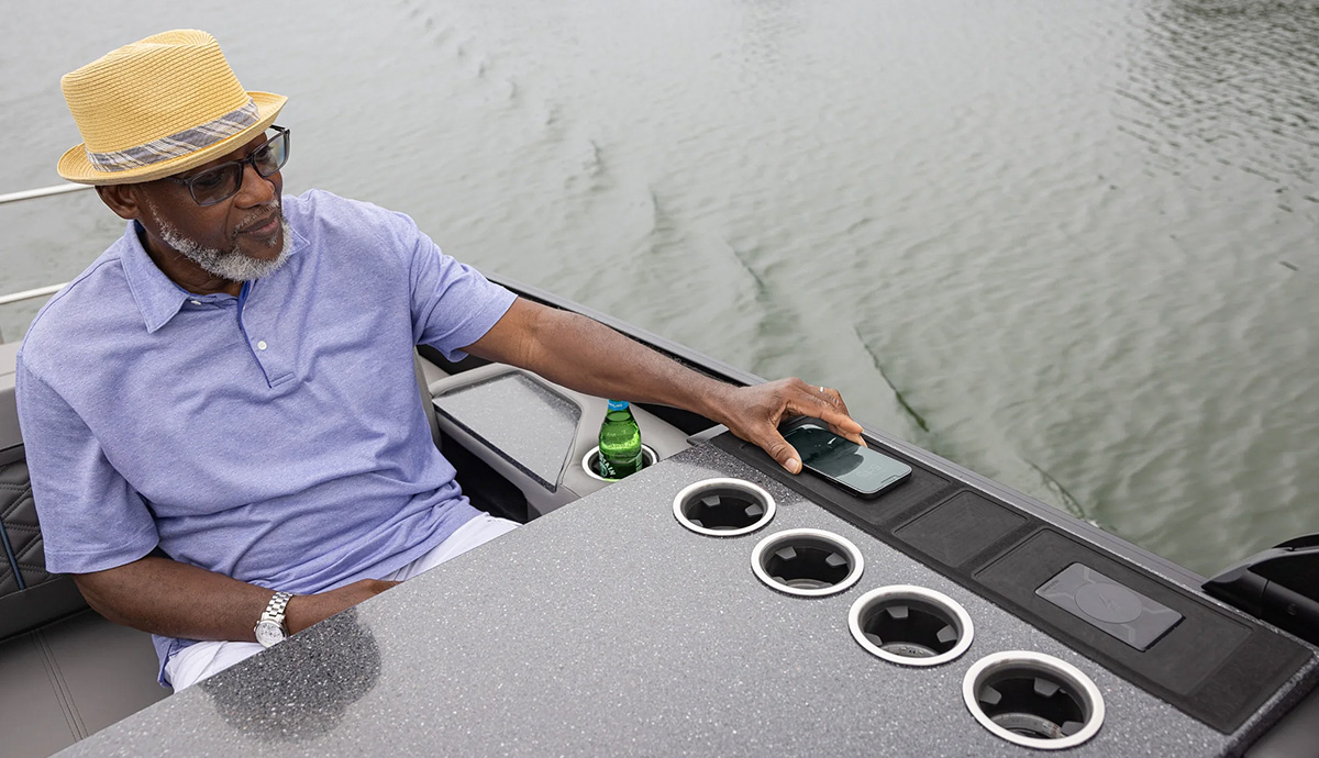 AquaAmp-latausalusta asennettuna veneeseen.