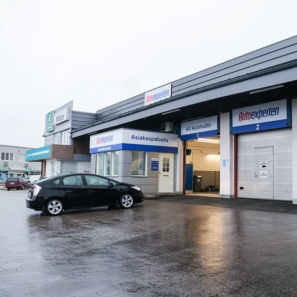 AX Autohuoto -autokorjaamon sisäänkäynti.