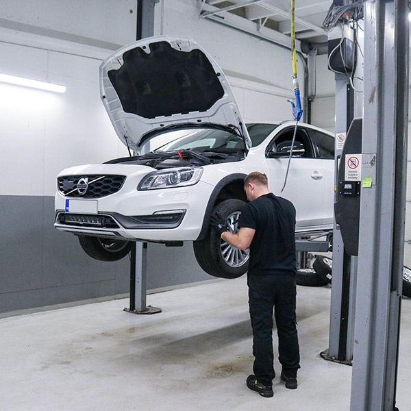 Mekaanikko tekemässä huolto Autoexperten-korjaamolla.