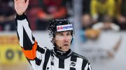 Liiga-tuomari Autoexperten-kypärä päässä.