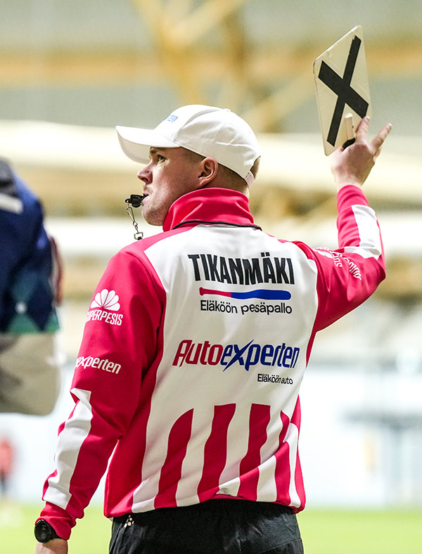 Autoexperten-tuomarin vaatetus Superpesis-otteluissa