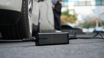 Besen-matkalaturi antaa virtaa sähköautoon