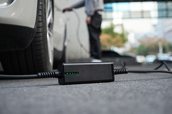 Besen-matkalaturi antaa virtaa sähköautoon