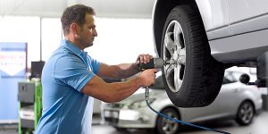 Tarkista rengaspaineanturit renkaanvaihdon yhteydessä