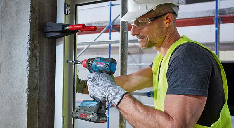 Bosch GDX 18V-200 C Professional -akkuiskumutterinväännin käytössä varastohallissa.