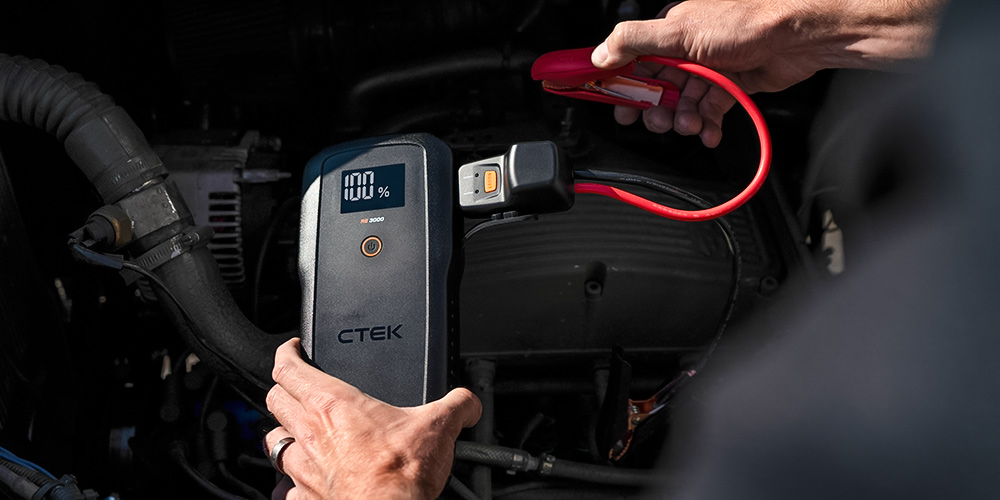 CTEK RB 3000 -apukäynnistin kytkettynä autoon.