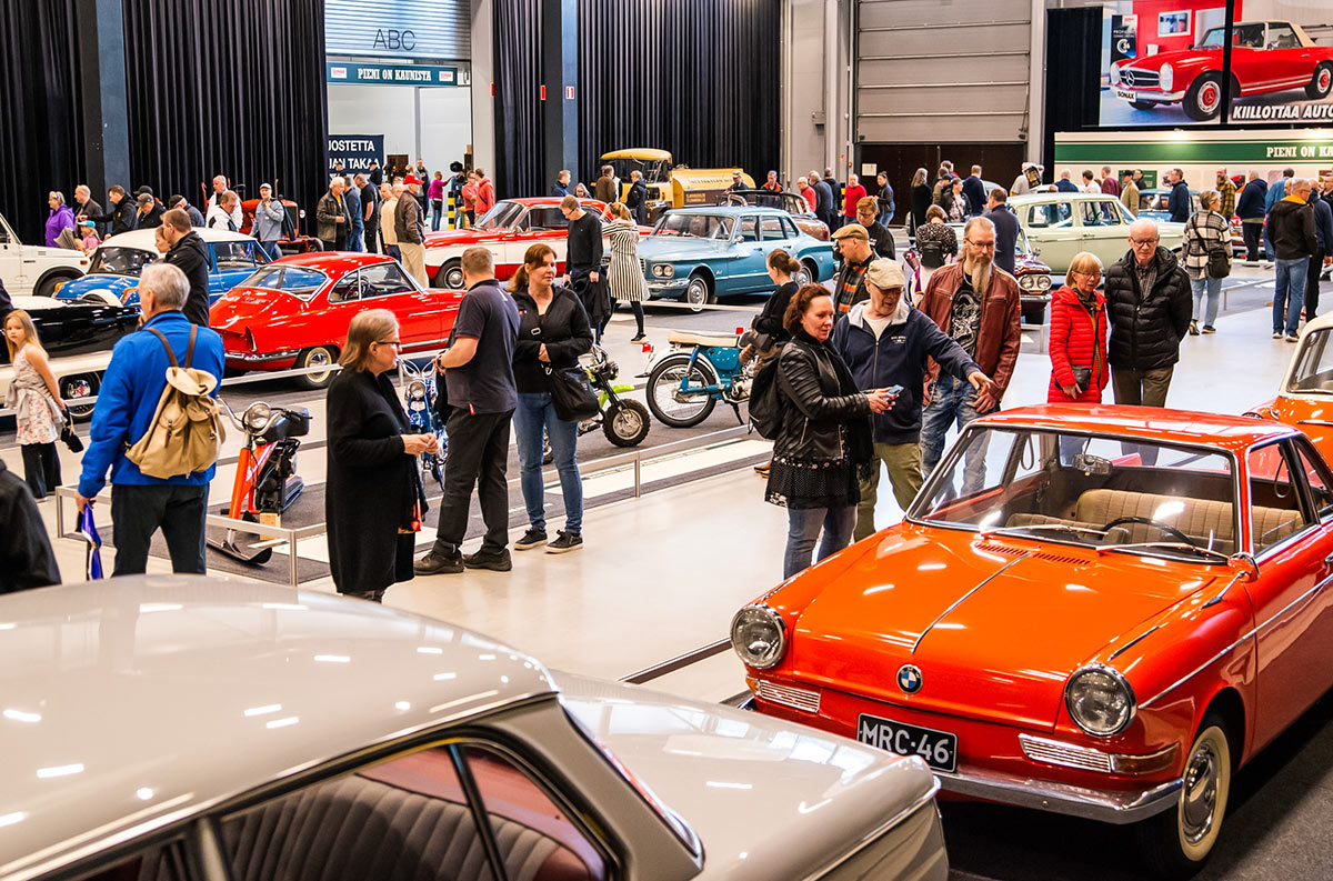 Kävijöitä vuoden 2024 Classic Motorshow -näyttelyssä.