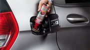 Liqui Moly Super Diesel -lisäaine kaadetaan suoraan tankkiin.