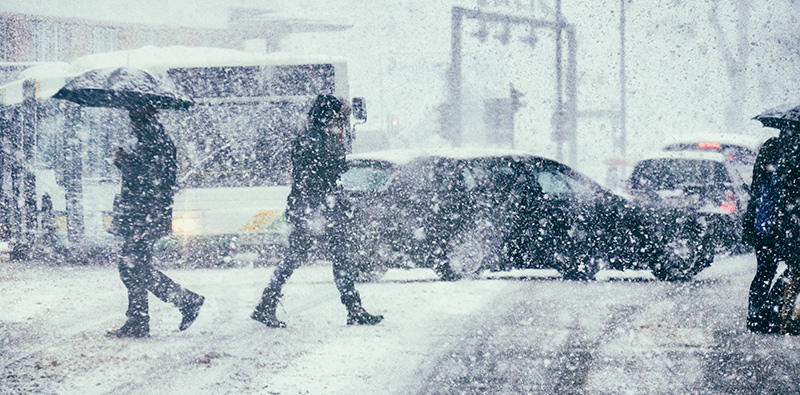 Kaupunki ruuhka-aikaan lumimyrskyssä. Tehorajoitin ehkäisee vaaratilanteita hankalissa olosuhteissa.
