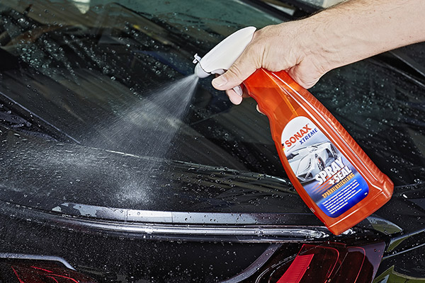 Nopea auton pinnoitus SONAX XTREME Spray & Sealilla