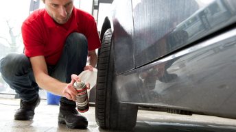 Sotkeeko tahmainen piki autoasi? SONAX-tuotteilla irrotat lian hellävaraisesti mutta tehokkaasti