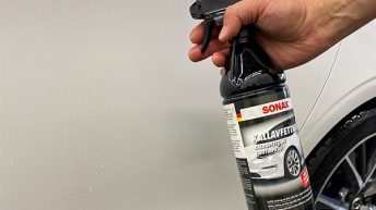 SONAX Liuotinpesu tepsii tiesuolaan ja asfalttipikeen