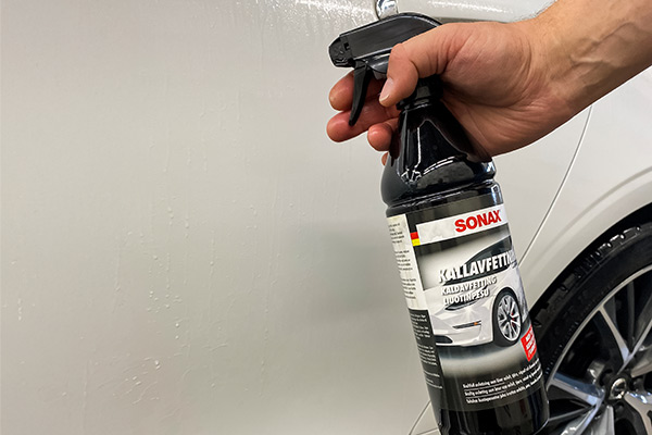 SONAX Liuotinpesu tepsii tiesuolaan ja asfalttipikeen