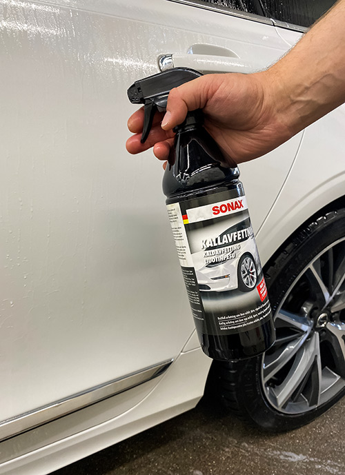 SONAX Liuotinpesu, sumutus auton maalipinnalle.