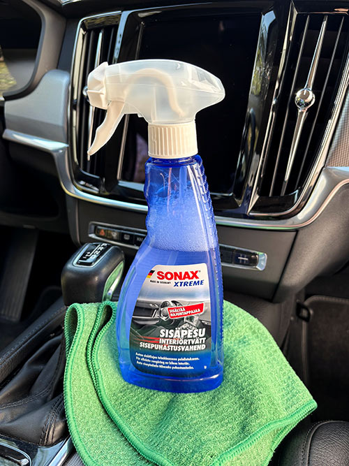 SONAX XTREME Sisäpesu ja mikrokuituliina autossa
