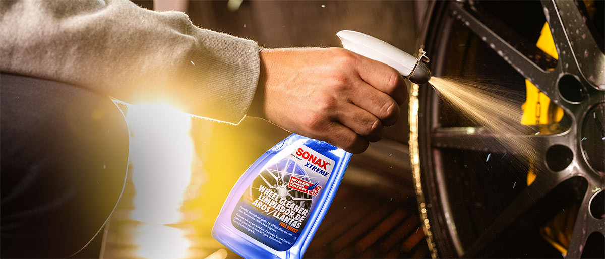Uudistunutta SONAX XTREME Vannepesua suihkutetaan.