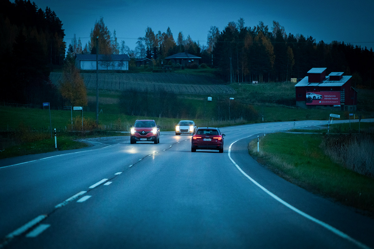Autoja pimeällä tiellä