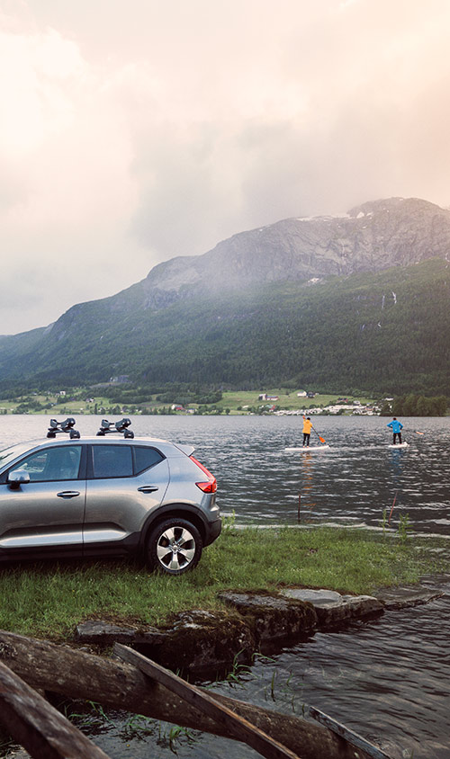 Thule SUP-lautateline auton katolla