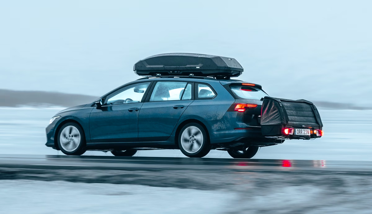 Auto, jossa Thule-suksiboksi ja Thule Onto 2 -kuljetuslaatikko.