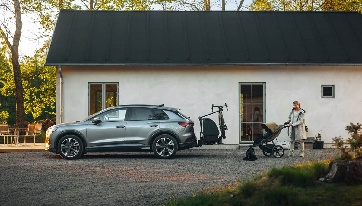 Thule-kuljetuslaatikko ja -pyöräteline vetokoukussa