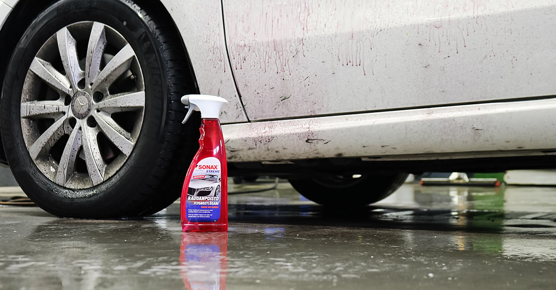 SONAX XTREME Raudanpoisto vaikuttaa auton maalipinnalla.