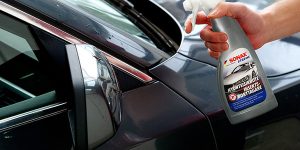 Hyönteistenpoistoaine puhdistaa tahrat auton pinnalta