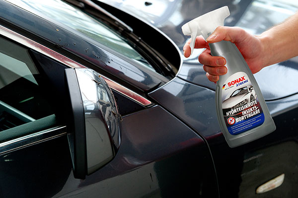 Hyönteisten irrotusaine puhdistaa tahrat auton pinnalta